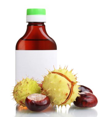 yeşil ve kahverengi kestane ve tıbbi şişe üzerinde beyaz izole