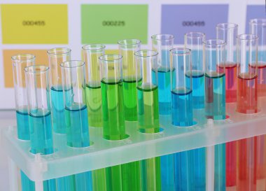 test tüpleri ile renk örnekleri arka plan üzerinde renkli sıvı