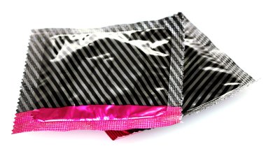 beyaz izole paketlerine iki prezervatif