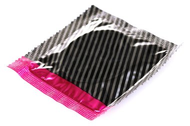 Prezervatif üzerinde beyaz izole Pack