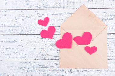 ahşap zemin üzerinde dekoratif yürekleri güzel eski zarfı