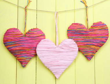 Ahşap arka planda dekoratif kalp