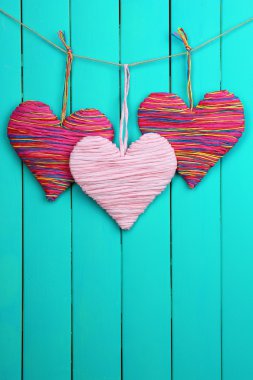 Ahşap arka planda dekoratif kalp
