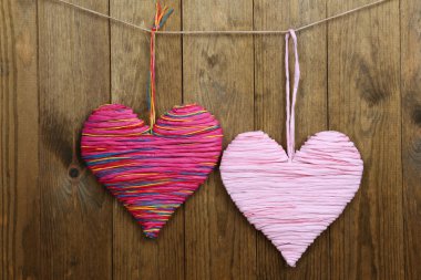 ahşap zemin üzerinde dekoratif Kalpler