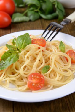 leziz spagetti domates plaka üzerinde tablo yakın çekim