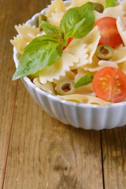 Tablo yakın çekim tabakta domates ile lezzetli makarna