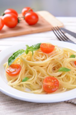 leziz spagetti domates plaka üzerinde tablo yakın çekim