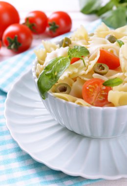 Tablo yakın çekim tabakta domates ile lezzetli makarna