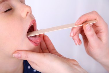 Doktor yakın çekim küçük kız