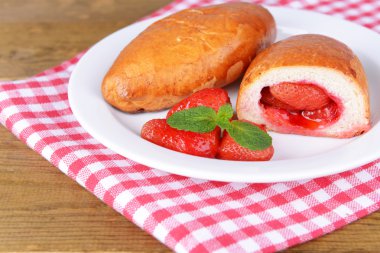 taze pişmiş pasties plaka üzerinde tablo close-up çilekleri ile