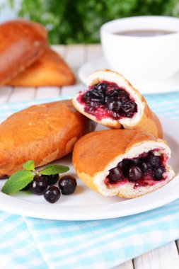 taze pişmiş pasties üzümü plaka üzerinde tablo yakın çekim ile