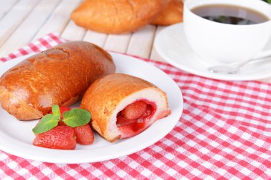 taze pişmiş pasties plaka üzerinde tablo close-up çilekleri ile