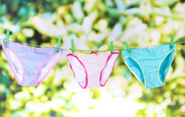 clothesline parlak zemin üzerine asılı bebek giysileri