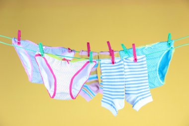 clothesline, renkli arka plan üzerinde asılı bebek giysileri