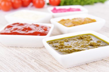 Tablo yakın çekim üzerinde çeşitli soslar