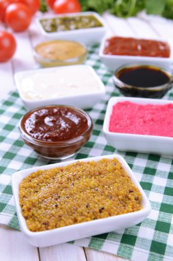 Tablo yakın çekim üzerinde çeşitli soslar