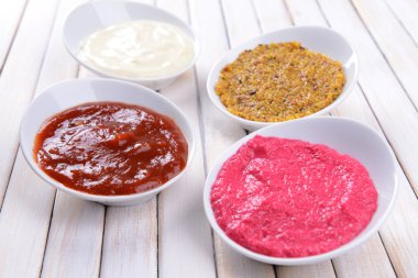 Tablo yakın çekim üzerinde çeşitli soslar