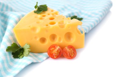 Bir parça peynir ve domates, renkli peçete, beyaz üzerine izole edilmiş.
