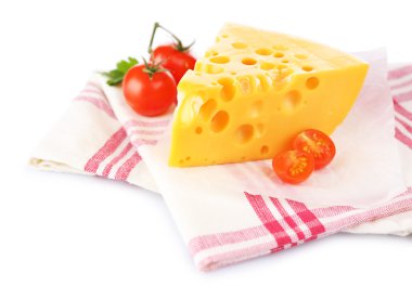 Bir parça peynir ve domates, renkli peçete, beyaz üzerine izole edilmiş.