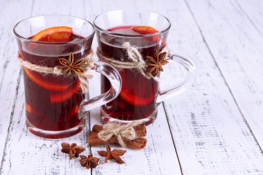 Ahşap arka planda baharatlı sıcak şarap.