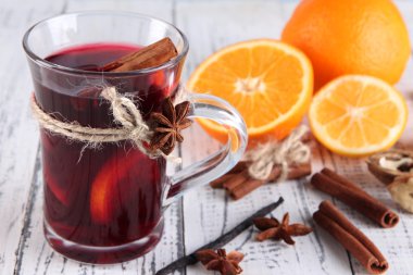 portakal ve baharatlar ahşap zemin üzerinde mulled şarap