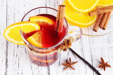 portakal ve baharatlar ahşap zemin üzerinde mulled şarap