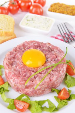 lezzetli biftek tartare ile sarısı plaka üzerinde tablo yakın çekim