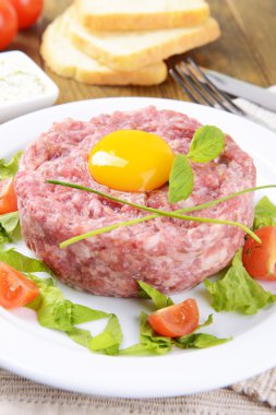 lezzetli biftek tartare ile sarısı plaka üzerinde tablo yakın çekim
