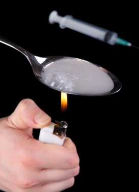 siyah arka plan üzerine kaşık eroin