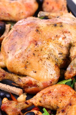 Bütün kavrulmuş tavuk sebzeli tepsi, yakın çekim