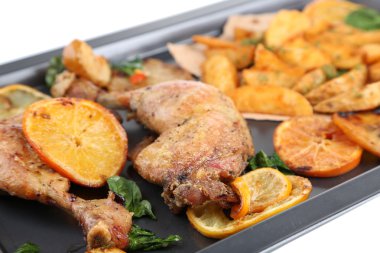 ev yapımı tavuk drumsticks Pan, üzerinde beyaz izole sebze ve patates kızartması ile