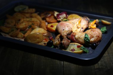 ev yapımı tavuk ızgara tava, ahşap arka plan üzerinde sebze ve patates kızartması ile