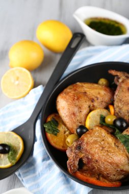 ev yapımı tavuk ızgara sebzeler üzerinde ahşap arka plan üzerinde tava