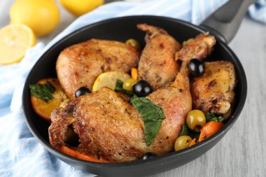 ev yapımı tavuk ızgara sebzeler üzerinde ahşap arka plan üzerinde tava