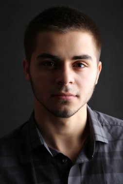 koyu arka plan üzerinde yakışıklı genç