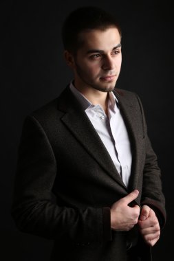 koyu arka plan üzerinde yakışıklı genç