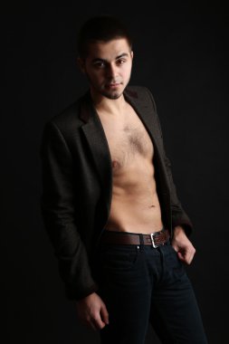 koyu arka plan üzerinde yakışıklı genç