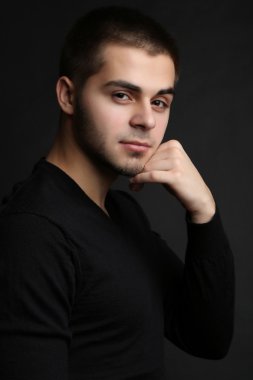 koyu arka plan üzerinde yakışıklı genç