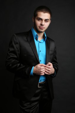 yakışıklı genç takım koyu arka plan üzerinde