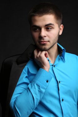 yakışıklı genç takım koyu arka plan üzerinde