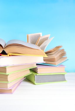 Tablo doğal zemin üzerine kitap yığınları