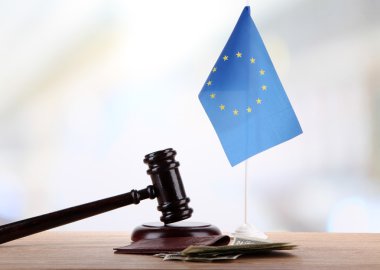 Tokmak, para, pasaport ve Avrupa ' nın üzerinde açık renkli ahşap masa bayrağı