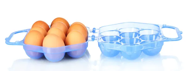 Ägg i blå plastlåda isolerad på vit — Stockfoto