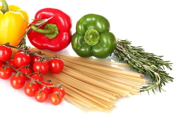 Spaghetti, romarin, paprika et tomates cerise isolée sur blanc — Photo