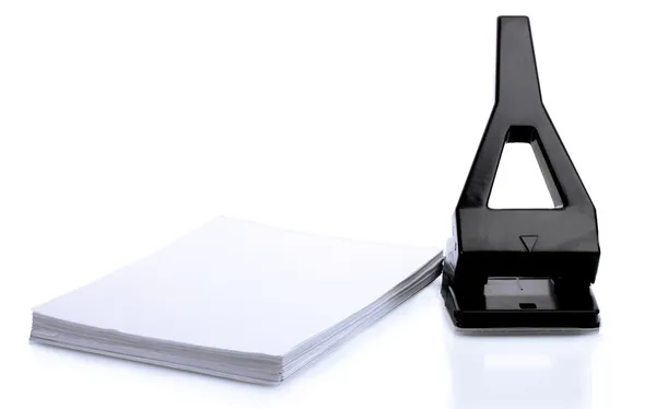 Zwarte office perforator met geïsoleerd op wit papier — Stockfoto