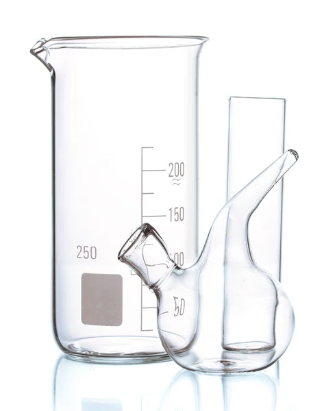 Três copos de laboratório vazios com reflexão isolada sobre branco — Fotografia de Stock