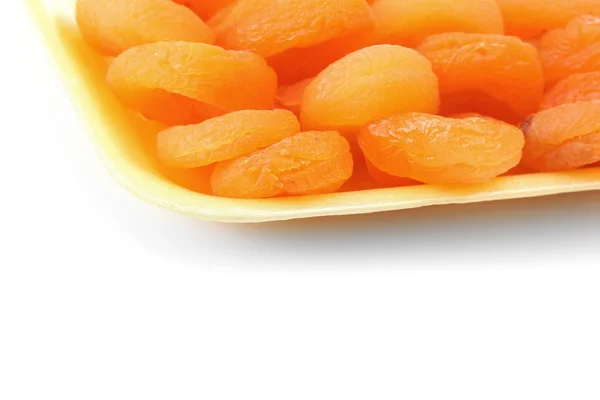Läckra torkade aprikoser i förpackning isolerad på vit — Stockfoto