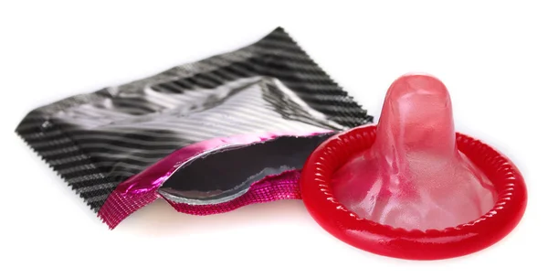 Açık Pack üzerine beyaz izole kırmızı prezervatif — Stok fotoğraf