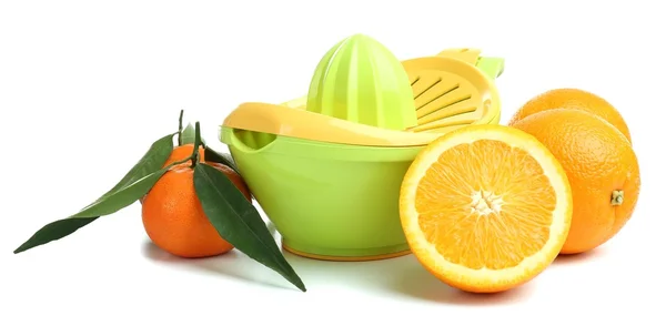 Цитрусовый пресс и апельсины изолированы на белом — стоковое фото