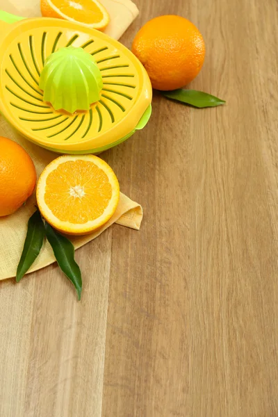 Imprensa de citrinos e laranjas em fundo de madeira — Fotografia de Stock